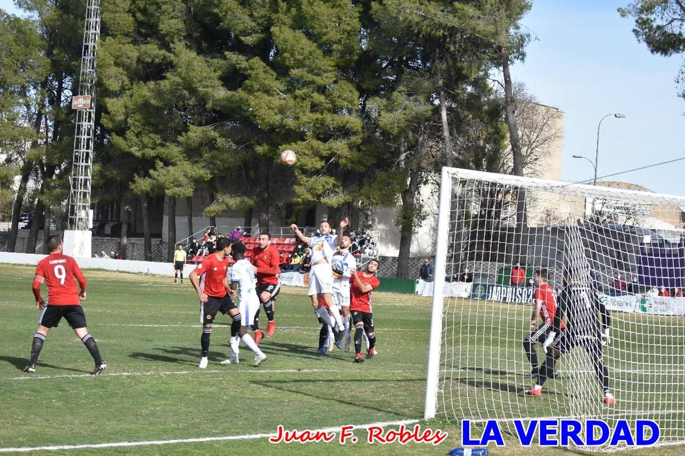 El defensa agarra a Gladison impidiendo que pueda rematar. Un empate con sabor a poco para comenzar el año en El Morao. Tras empatar el partido, el equipo caravaqueño gozó de varias oportunidades para alzarse con la victoria pero, una vez más, las decisiones arbitrales impidieron que así fuera. 