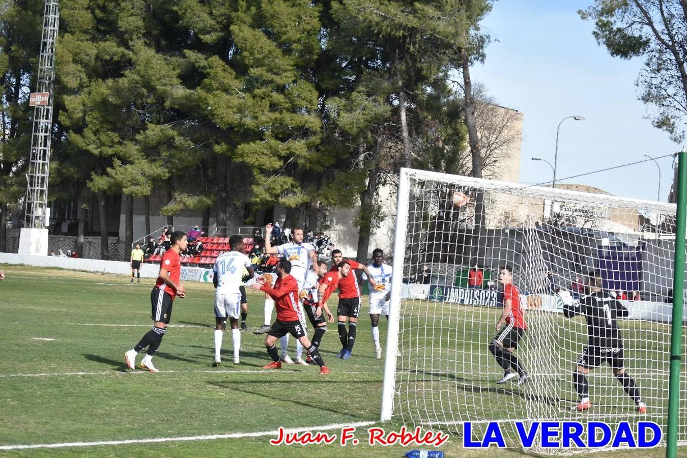 El defensa agarra a Gladison impidiendo que pueda rematar. Un empate con sabor a poco para comenzar el año en El Morao. Tras empatar el partido, el equipo caravaqueño gozó de varias oportunidades para alzarse con la victoria pero, una vez más, las decisiones arbitrales impidieron que así fuera. 