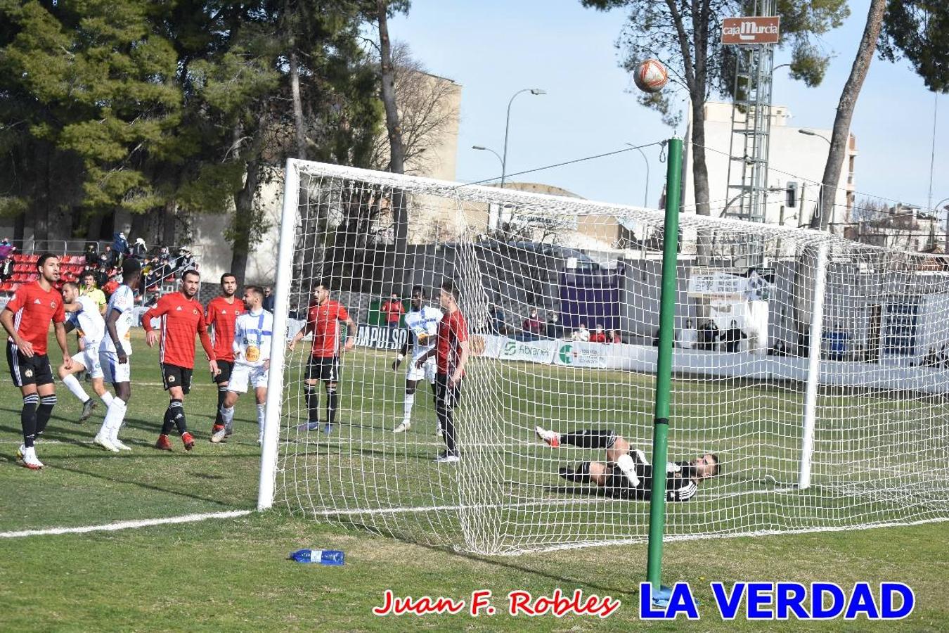 El defensa agarra a Gladison impidiendo que pueda rematar. Un empate con sabor a poco para comenzar el año en El Morao. Tras empatar el partido, el equipo caravaqueño gozó de varias oportunidades para alzarse con la victoria pero, una vez más, las decisiones arbitrales impidieron que así fuera. 