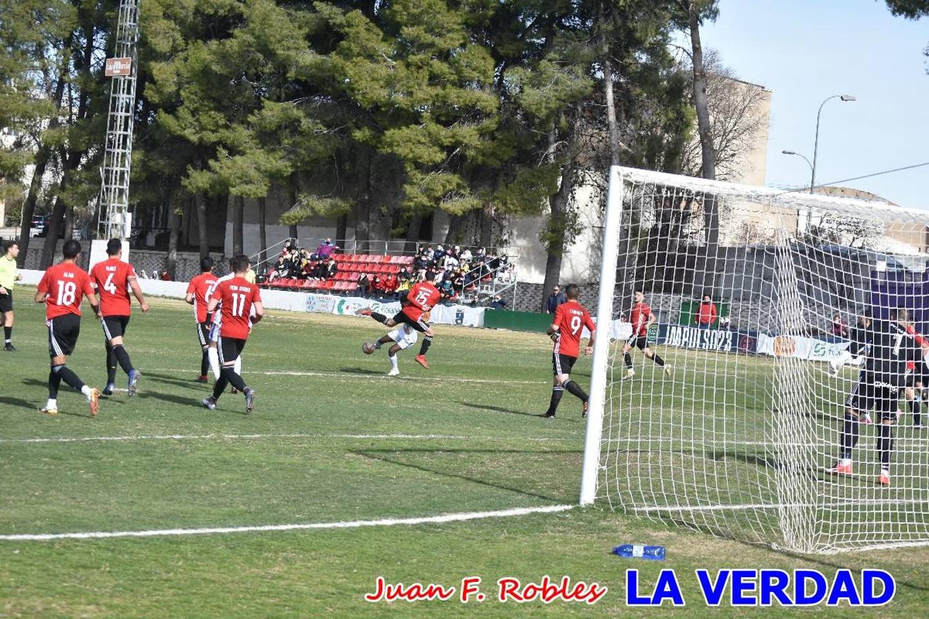 El defensa agarra a Gladison impidiendo que pueda rematar. Un empate con sabor a poco para comenzar el año en El Morao. Tras empatar el partido, el equipo caravaqueño gozó de varias oportunidades para alzarse con la victoria pero, una vez más, las decisiones arbitrales impidieron que así fuera. 