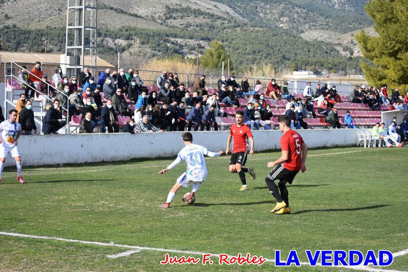 El defensa agarra a Gladison impidiendo que pueda rematar. Un empate con sabor a poco para comenzar el año en El Morao. Tras empatar el partido, el equipo caravaqueño gozó de varias oportunidades para alzarse con la victoria pero, una vez más, las decisiones arbitrales impidieron que así fuera. 