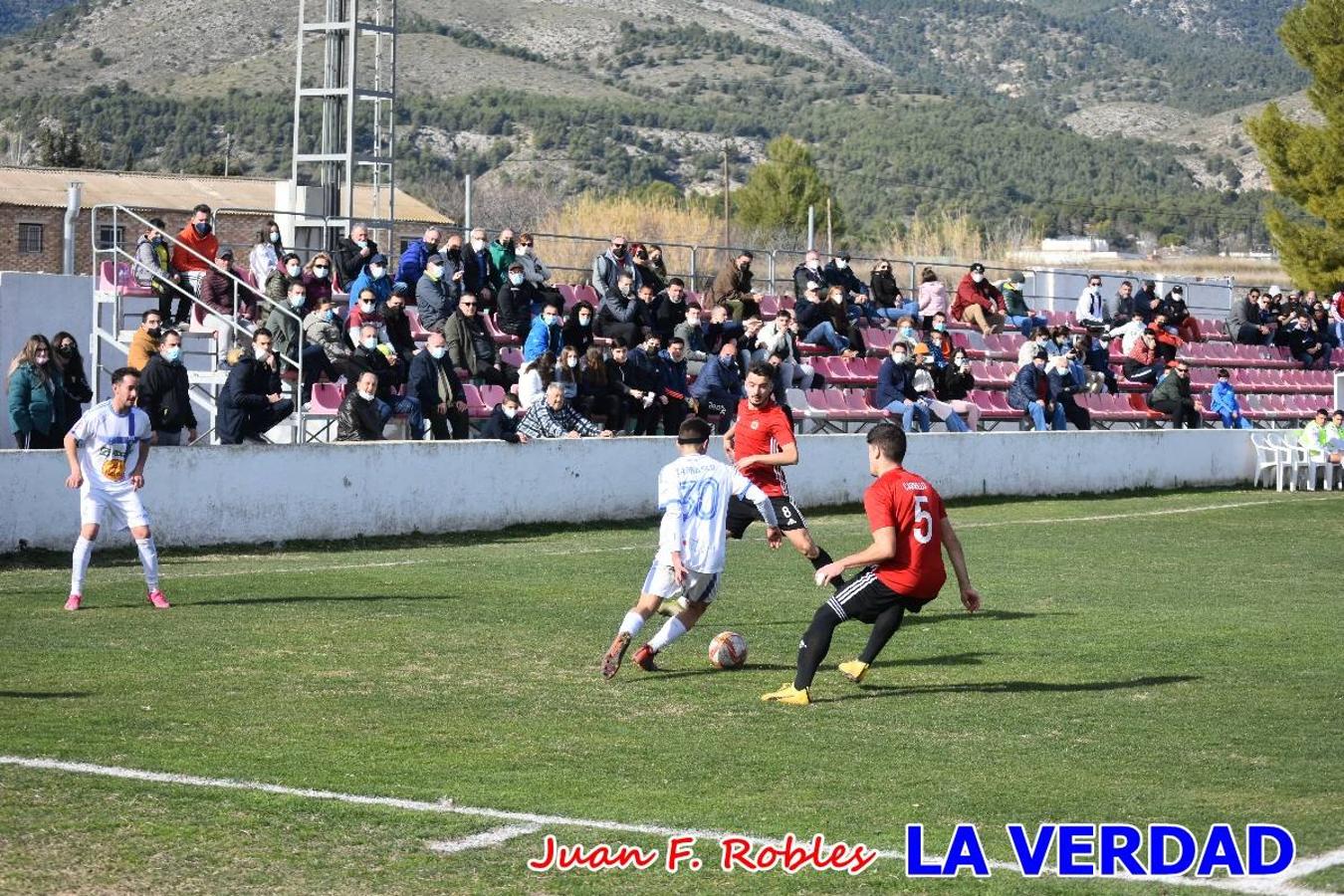 El defensa agarra a Gladison impidiendo que pueda rematar. Un empate con sabor a poco para comenzar el año en El Morao. Tras empatar el partido, el equipo caravaqueño gozó de varias oportunidades para alzarse con la victoria pero, una vez más, las decisiones arbitrales impidieron que así fuera. 