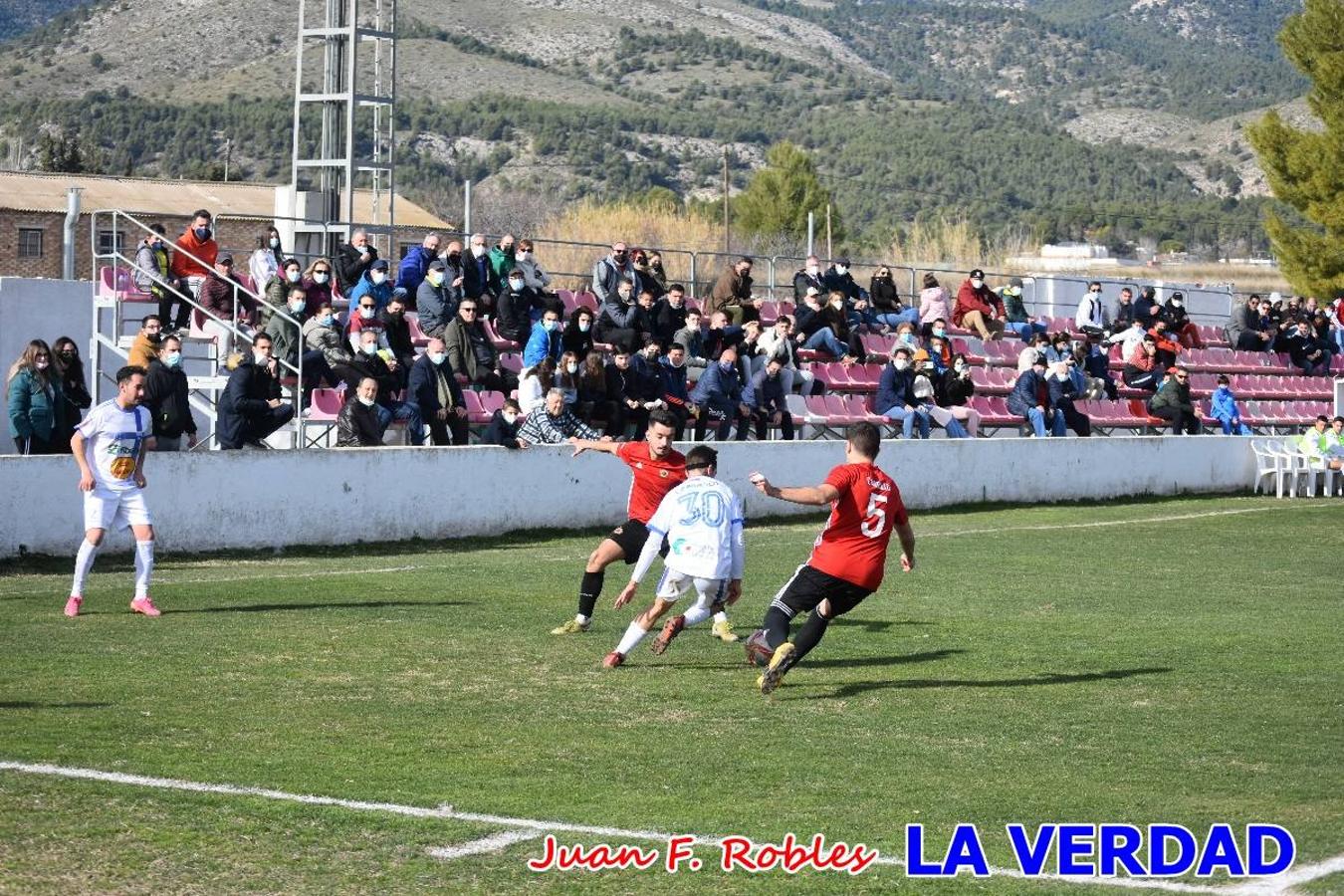 El defensa agarra a Gladison impidiendo que pueda rematar. Un empate con sabor a poco para comenzar el año en El Morao. Tras empatar el partido, el equipo caravaqueño gozó de varias oportunidades para alzarse con la victoria pero, una vez más, las decisiones arbitrales impidieron que así fuera. 