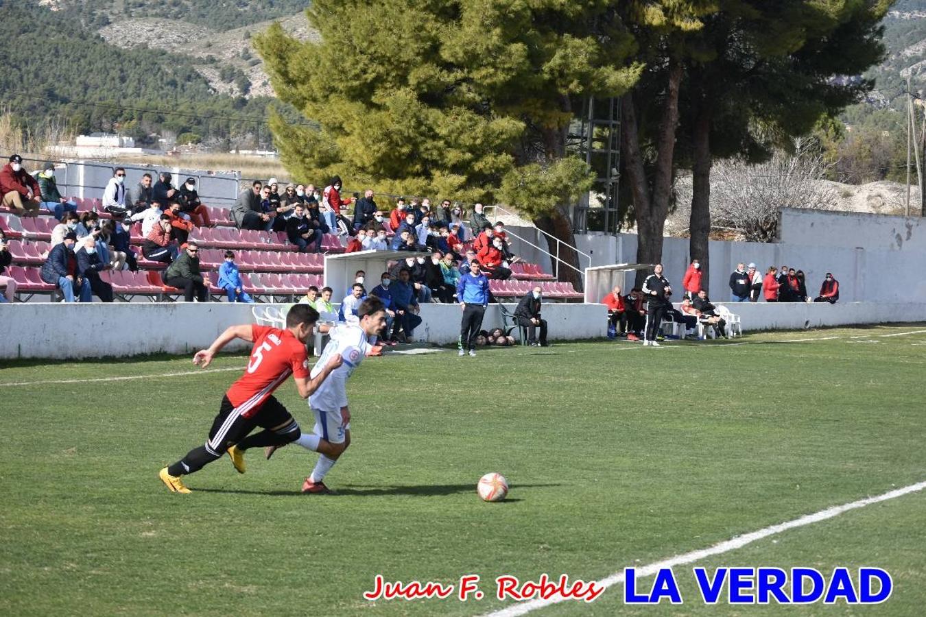 El defensa agarra a Gladison impidiendo que pueda rematar. Un empate con sabor a poco para comenzar el año en El Morao. Tras empatar el partido, el equipo caravaqueño gozó de varias oportunidades para alzarse con la victoria pero, una vez más, las decisiones arbitrales impidieron que así fuera. 