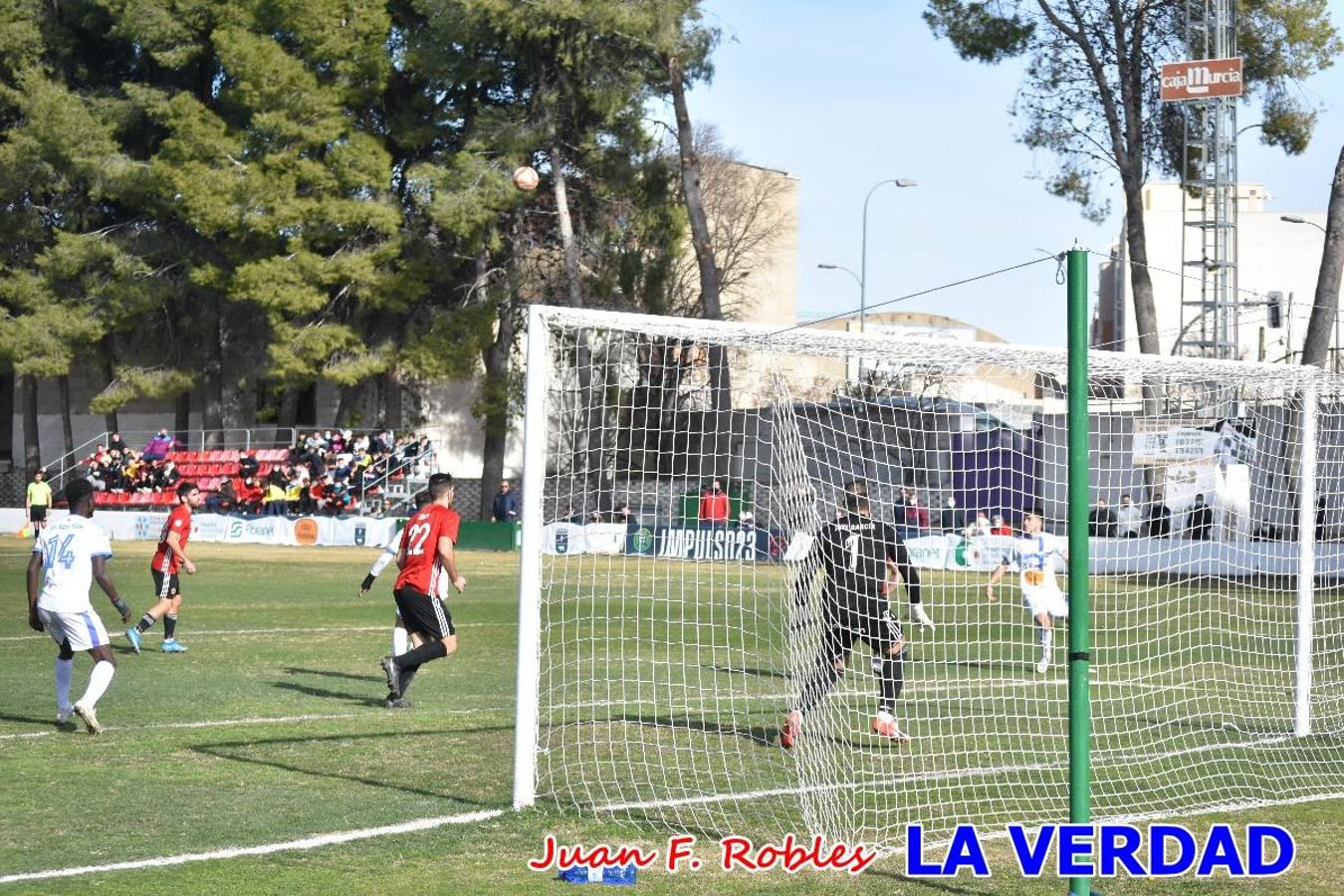 El defensa agarra a Gladison impidiendo que pueda rematar. Un empate con sabor a poco para comenzar el año en El Morao. Tras empatar el partido, el equipo caravaqueño gozó de varias oportunidades para alzarse con la victoria pero, una vez más, las decisiones arbitrales impidieron que así fuera. 