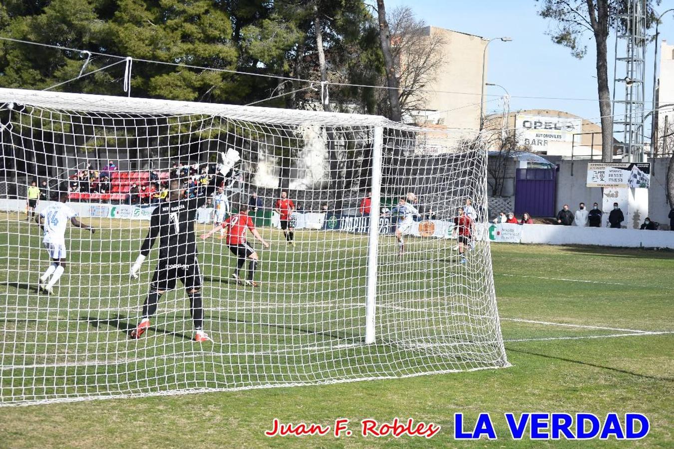 El defensa agarra a Gladison impidiendo que pueda rematar. Un empate con sabor a poco para comenzar el año en El Morao. Tras empatar el partido, el equipo caravaqueño gozó de varias oportunidades para alzarse con la victoria pero, una vez más, las decisiones arbitrales impidieron que así fuera. 