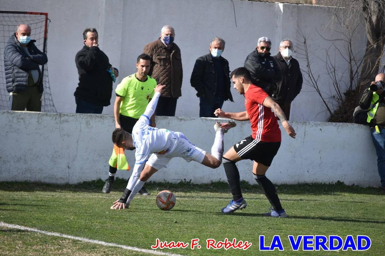 El defensa agarra a Gladison impidiendo que pueda rematar. Un empate con sabor a poco para comenzar el año en El Morao. Tras empatar el partido, el equipo caravaqueño gozó de varias oportunidades para alzarse con la victoria pero, una vez más, las decisiones arbitrales impidieron que así fuera. 