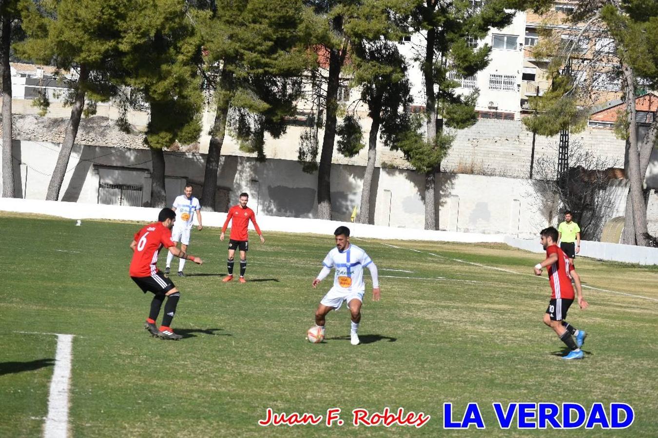 El defensa agarra a Gladison impidiendo que pueda rematar. Un empate con sabor a poco para comenzar el año en El Morao. Tras empatar el partido, el equipo caravaqueño gozó de varias oportunidades para alzarse con la victoria pero, una vez más, las decisiones arbitrales impidieron que así fuera. 