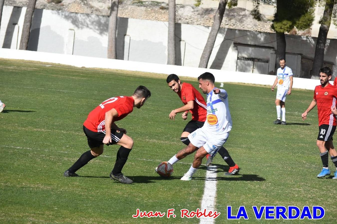 El defensa agarra a Gladison impidiendo que pueda rematar. Un empate con sabor a poco para comenzar el año en El Morao. Tras empatar el partido, el equipo caravaqueño gozó de varias oportunidades para alzarse con la victoria pero, una vez más, las decisiones arbitrales impidieron que así fuera. 