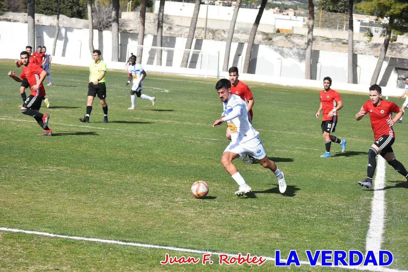 El defensa agarra a Gladison impidiendo que pueda rematar. Un empate con sabor a poco para comenzar el año en El Morao. Tras empatar el partido, el equipo caravaqueño gozó de varias oportunidades para alzarse con la victoria pero, una vez más, las decisiones arbitrales impidieron que así fuera. 