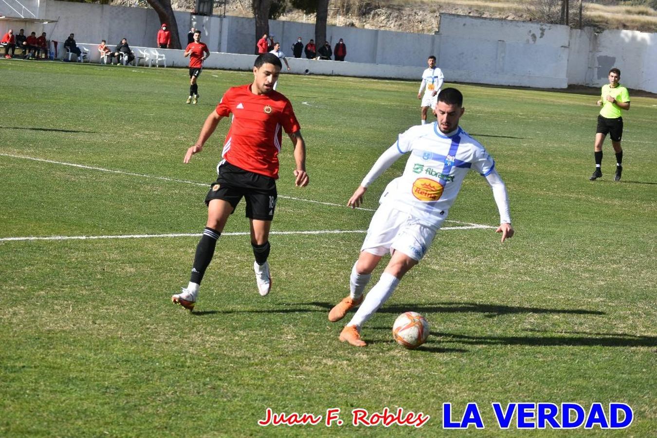 El defensa agarra a Gladison impidiendo que pueda rematar. Un empate con sabor a poco para comenzar el año en El Morao. Tras empatar el partido, el equipo caravaqueño gozó de varias oportunidades para alzarse con la victoria pero, una vez más, las decisiones arbitrales impidieron que así fuera. 