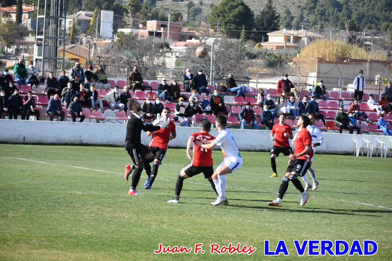 El defensa agarra a Gladison impidiendo que pueda rematar. Un empate con sabor a poco para comenzar el año en El Morao. Tras empatar el partido, el equipo caravaqueño gozó de varias oportunidades para alzarse con la victoria pero, una vez más, las decisiones arbitrales impidieron que así fuera. 