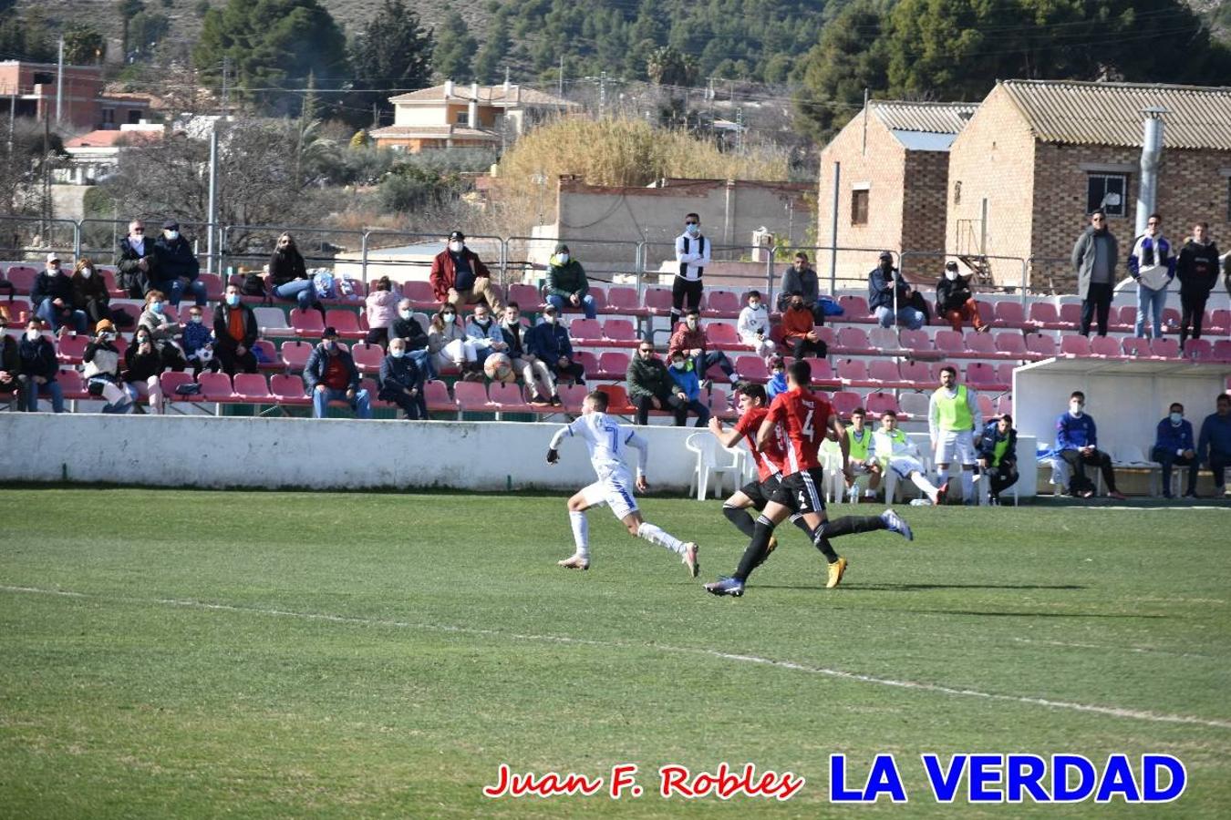 El defensa agarra a Gladison impidiendo que pueda rematar. Un empate con sabor a poco para comenzar el año en El Morao. Tras empatar el partido, el equipo caravaqueño gozó de varias oportunidades para alzarse con la victoria pero, una vez más, las decisiones arbitrales impidieron que así fuera. 