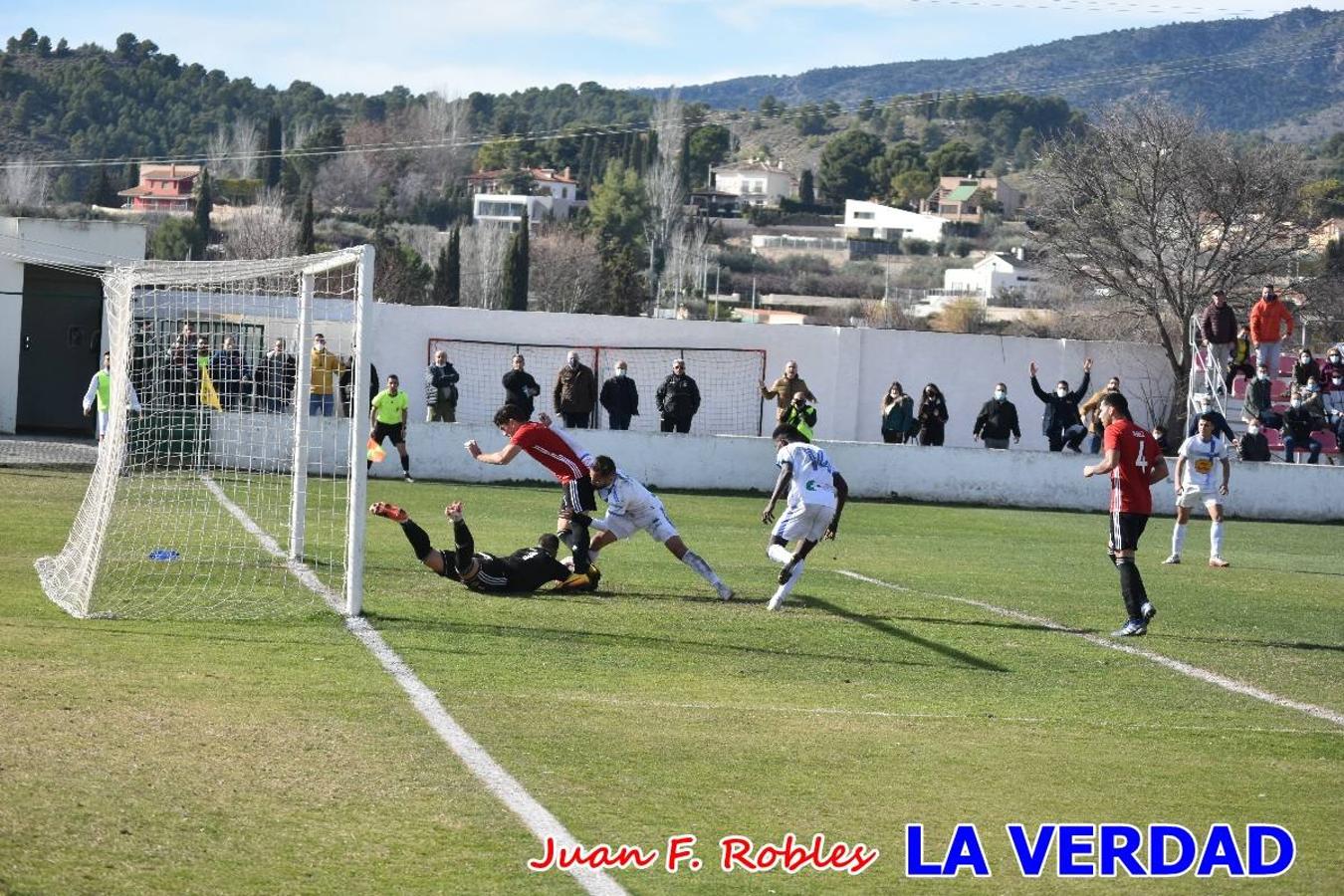 El defensa agarra a Gladison impidiendo que pueda rematar. Un empate con sabor a poco para comenzar el año en El Morao. Tras empatar el partido, el equipo caravaqueño gozó de varias oportunidades para alzarse con la victoria pero, una vez más, las decisiones arbitrales impidieron que así fuera. 