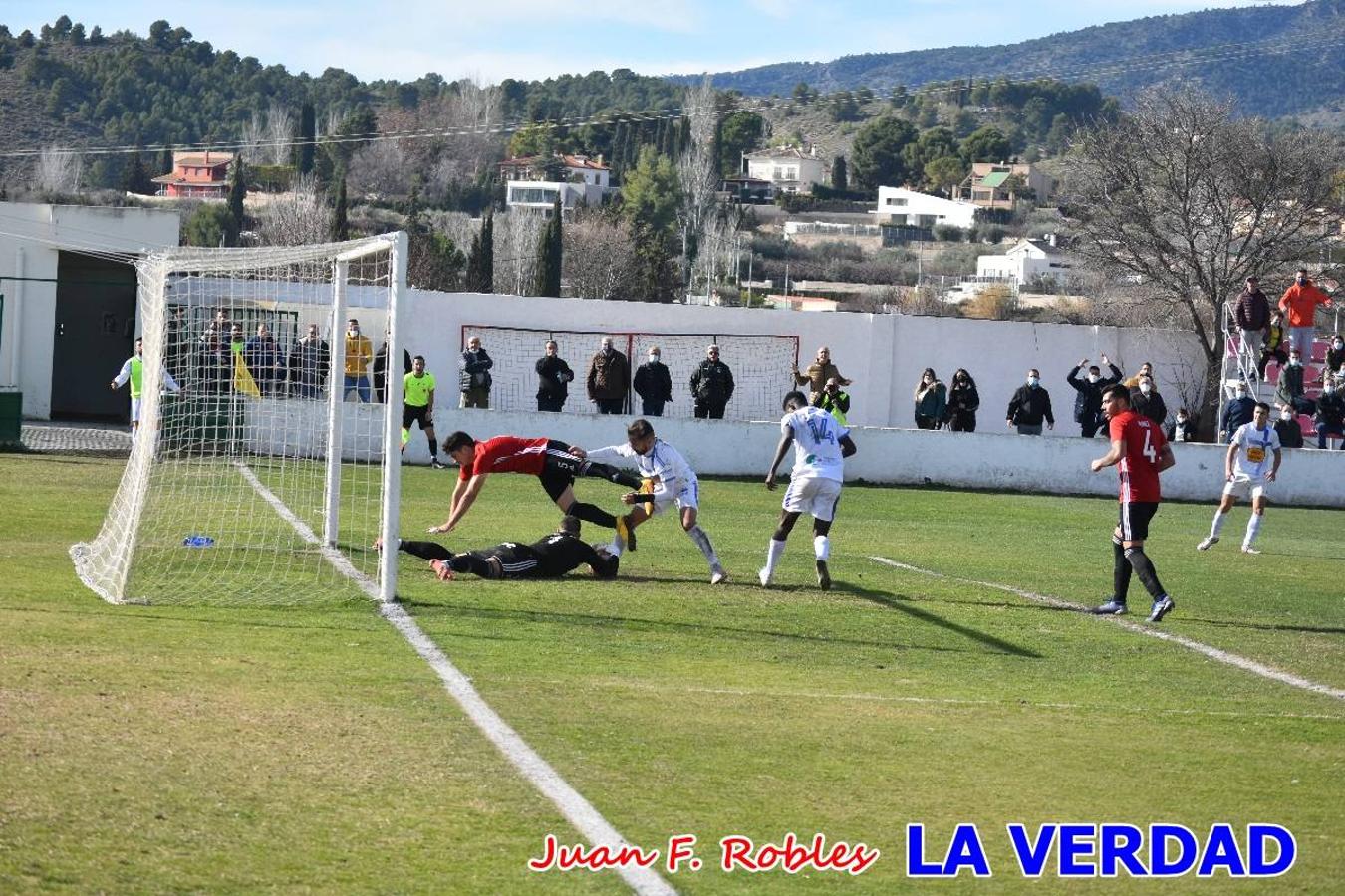 El defensa agarra a Gladison impidiendo que pueda rematar. Un empate con sabor a poco para comenzar el año en El Morao. Tras empatar el partido, el equipo caravaqueño gozó de varias oportunidades para alzarse con la victoria pero, una vez más, las decisiones arbitrales impidieron que así fuera. 