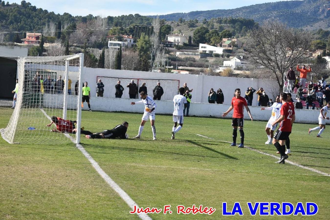 El defensa agarra a Gladison impidiendo que pueda rematar. Un empate con sabor a poco para comenzar el año en El Morao. Tras empatar el partido, el equipo caravaqueño gozó de varias oportunidades para alzarse con la victoria pero, una vez más, las decisiones arbitrales impidieron que así fuera. 