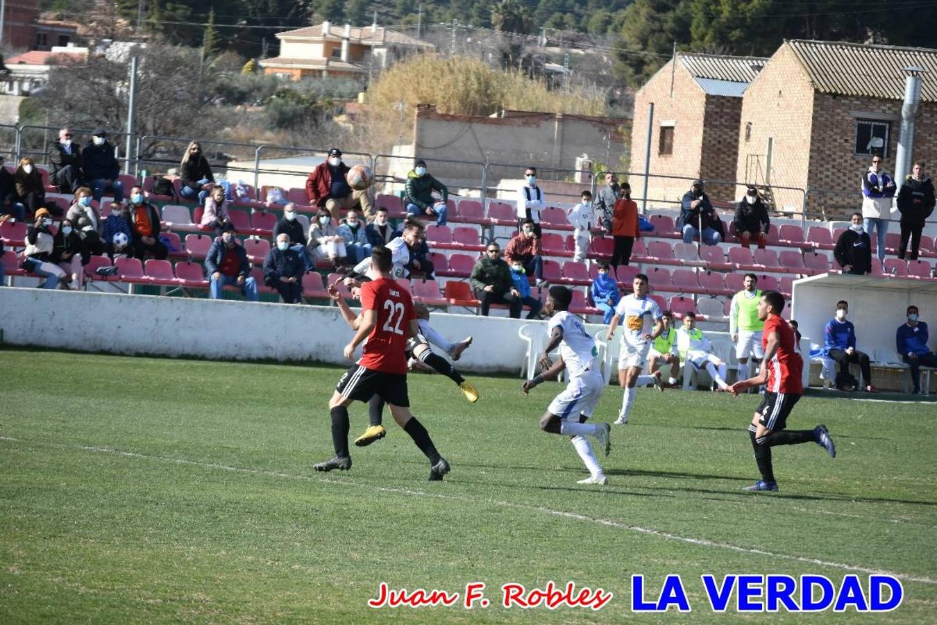 El defensa agarra a Gladison impidiendo que pueda rematar. Un empate con sabor a poco para comenzar el año en El Morao. Tras empatar el partido, el equipo caravaqueño gozó de varias oportunidades para alzarse con la victoria pero, una vez más, las decisiones arbitrales impidieron que así fuera. 