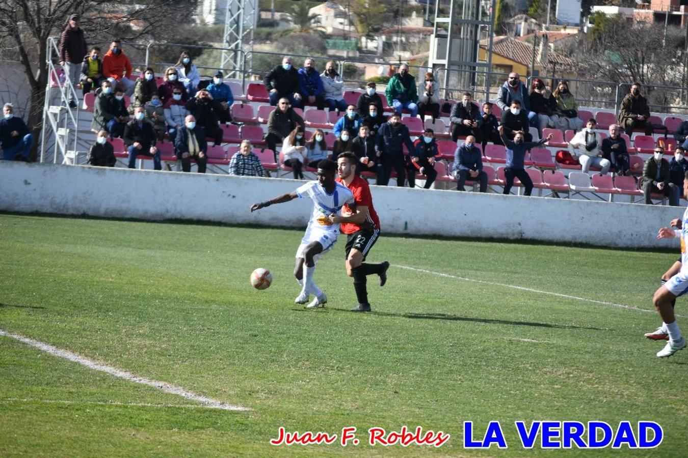 El defensa agarra a Gladison impidiendo que pueda rematar. Un empate con sabor a poco para comenzar el año en El Morao. Tras empatar el partido, el equipo caravaqueño gozó de varias oportunidades para alzarse con la victoria pero, una vez más, las decisiones arbitrales impidieron que así fuera. 