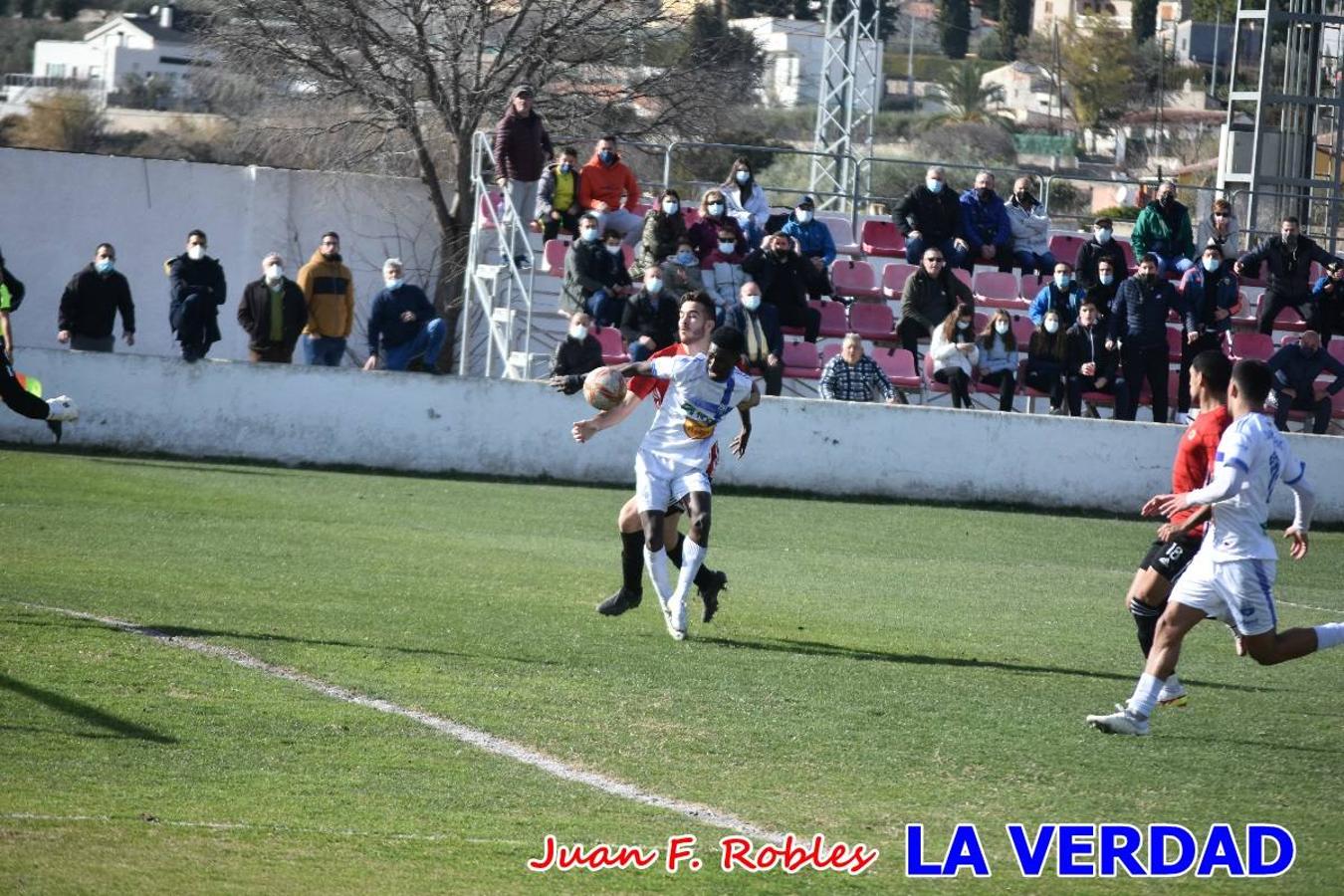 El defensa agarra a Gladison impidiendo que pueda rematar. Un empate con sabor a poco para comenzar el año en El Morao. Tras empatar el partido, el equipo caravaqueño gozó de varias oportunidades para alzarse con la victoria pero, una vez más, las decisiones arbitrales impidieron que así fuera. 