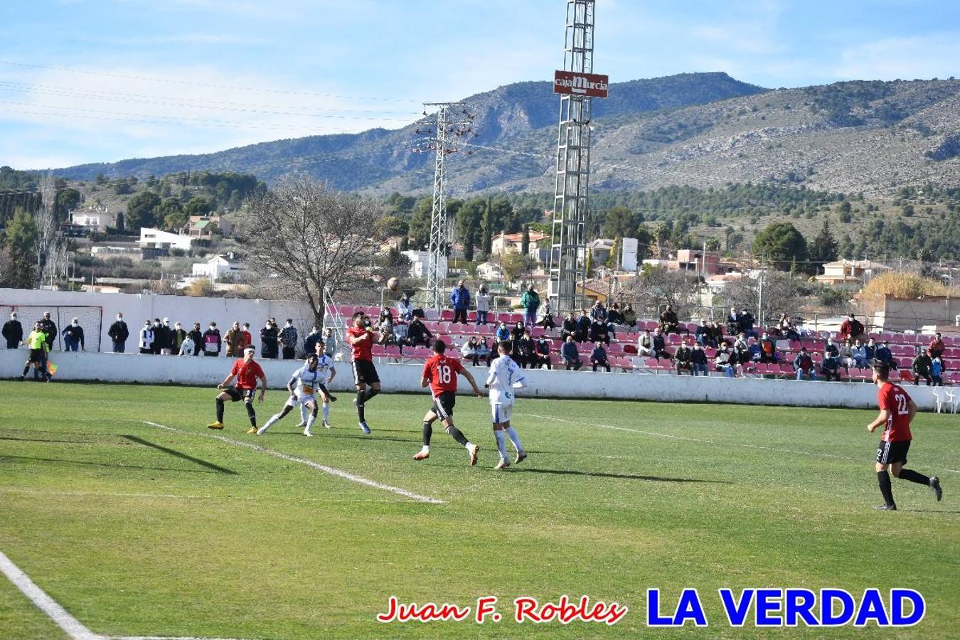 El defensa agarra a Gladison impidiendo que pueda rematar. Un empate con sabor a poco para comenzar el año en El Morao. Tras empatar el partido, el equipo caravaqueño gozó de varias oportunidades para alzarse con la victoria pero, una vez más, las decisiones arbitrales impidieron que así fuera. 