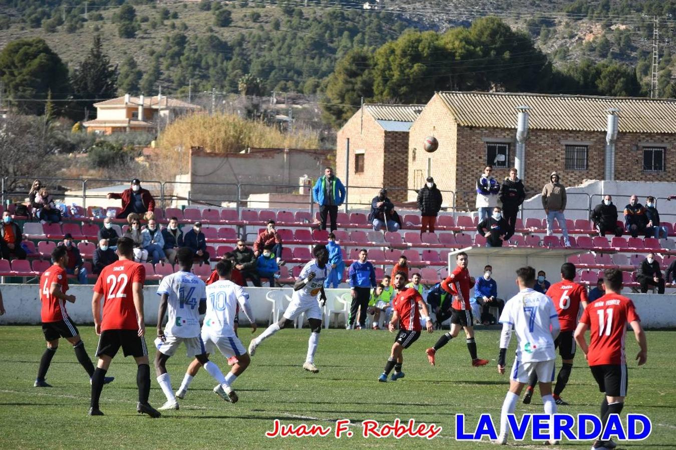 El defensa agarra a Gladison impidiendo que pueda rematar. Un empate con sabor a poco para comenzar el año en El Morao. Tras empatar el partido, el equipo caravaqueño gozó de varias oportunidades para alzarse con la victoria pero, una vez más, las decisiones arbitrales impidieron que así fuera. 