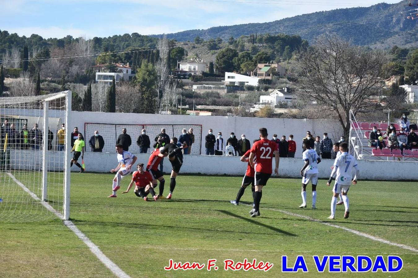 El defensa agarra a Gladison impidiendo que pueda rematar. Un empate con sabor a poco para comenzar el año en El Morao. Tras empatar el partido, el equipo caravaqueño gozó de varias oportunidades para alzarse con la victoria pero, una vez más, las decisiones arbitrales impidieron que así fuera. 