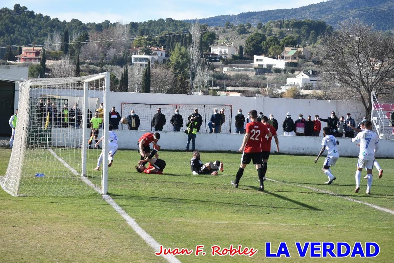 El defensa agarra a Gladison impidiendo que pueda rematar. Un empate con sabor a poco para comenzar el año en El Morao. Tras empatar el partido, el equipo caravaqueño gozó de varias oportunidades para alzarse con la victoria pero, una vez más, las decisiones arbitrales impidieron que así fuera. 