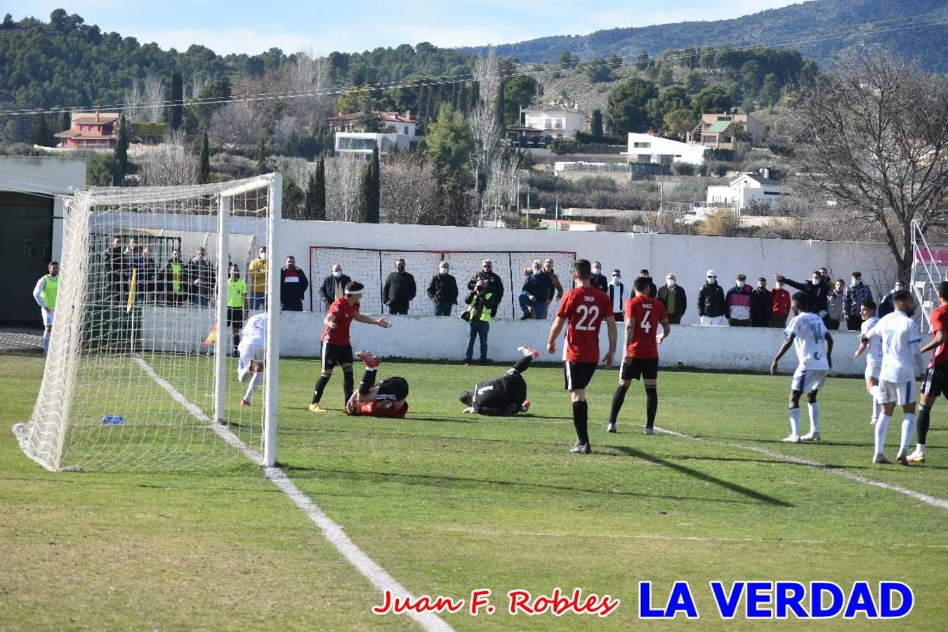 El defensa agarra a Gladison impidiendo que pueda rematar. Un empate con sabor a poco para comenzar el año en El Morao. Tras empatar el partido, el equipo caravaqueño gozó de varias oportunidades para alzarse con la victoria pero, una vez más, las decisiones arbitrales impidieron que así fuera. 