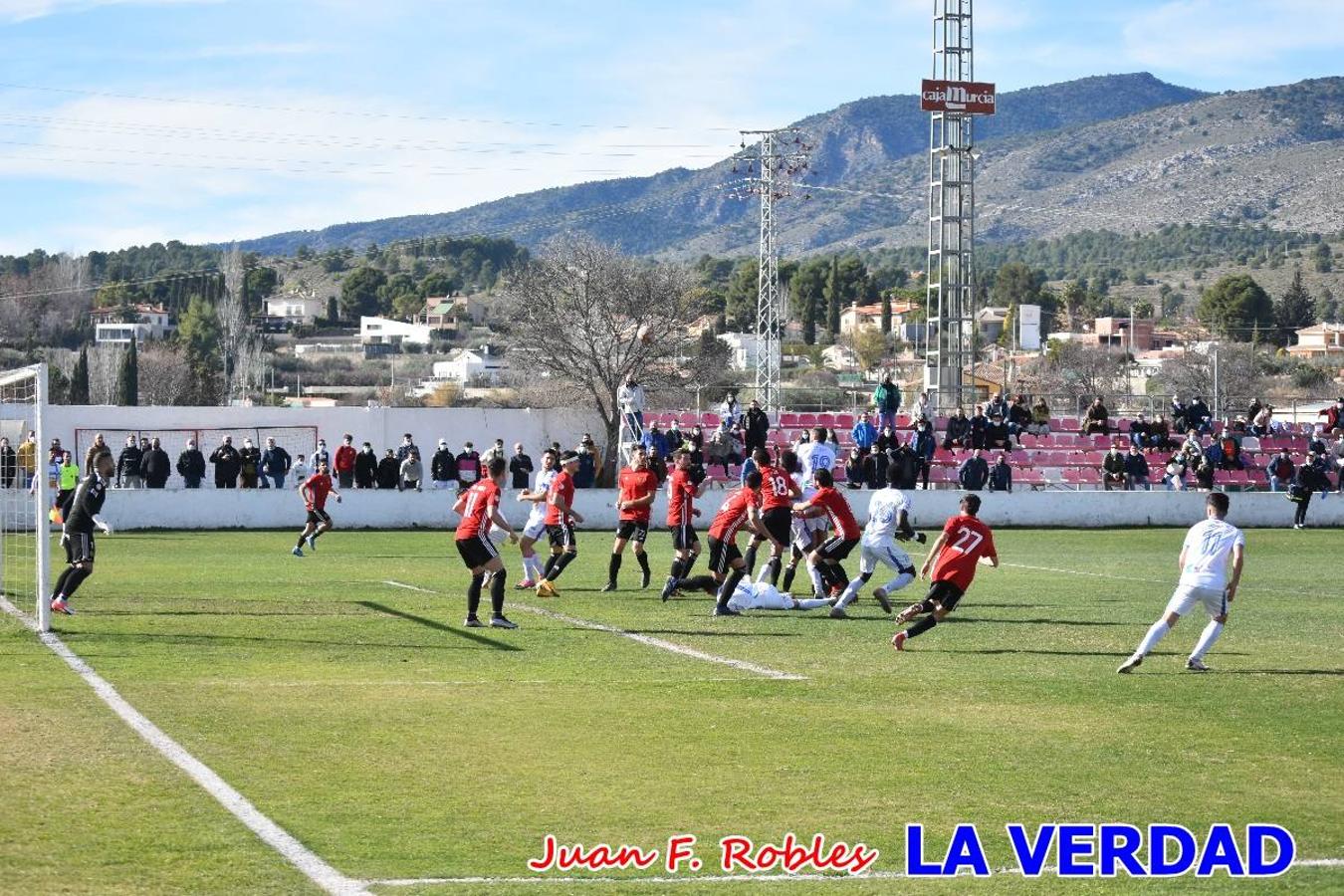 El defensa agarra a Gladison impidiendo que pueda rematar. Un empate con sabor a poco para comenzar el año en El Morao. Tras empatar el partido, el equipo caravaqueño gozó de varias oportunidades para alzarse con la victoria pero, una vez más, las decisiones arbitrales impidieron que así fuera. 