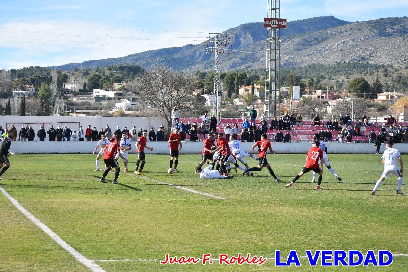 El defensa agarra a Gladison impidiendo que pueda rematar. Un empate con sabor a poco para comenzar el año en El Morao. Tras empatar el partido, el equipo caravaqueño gozó de varias oportunidades para alzarse con la victoria pero, una vez más, las decisiones arbitrales impidieron que así fuera. 