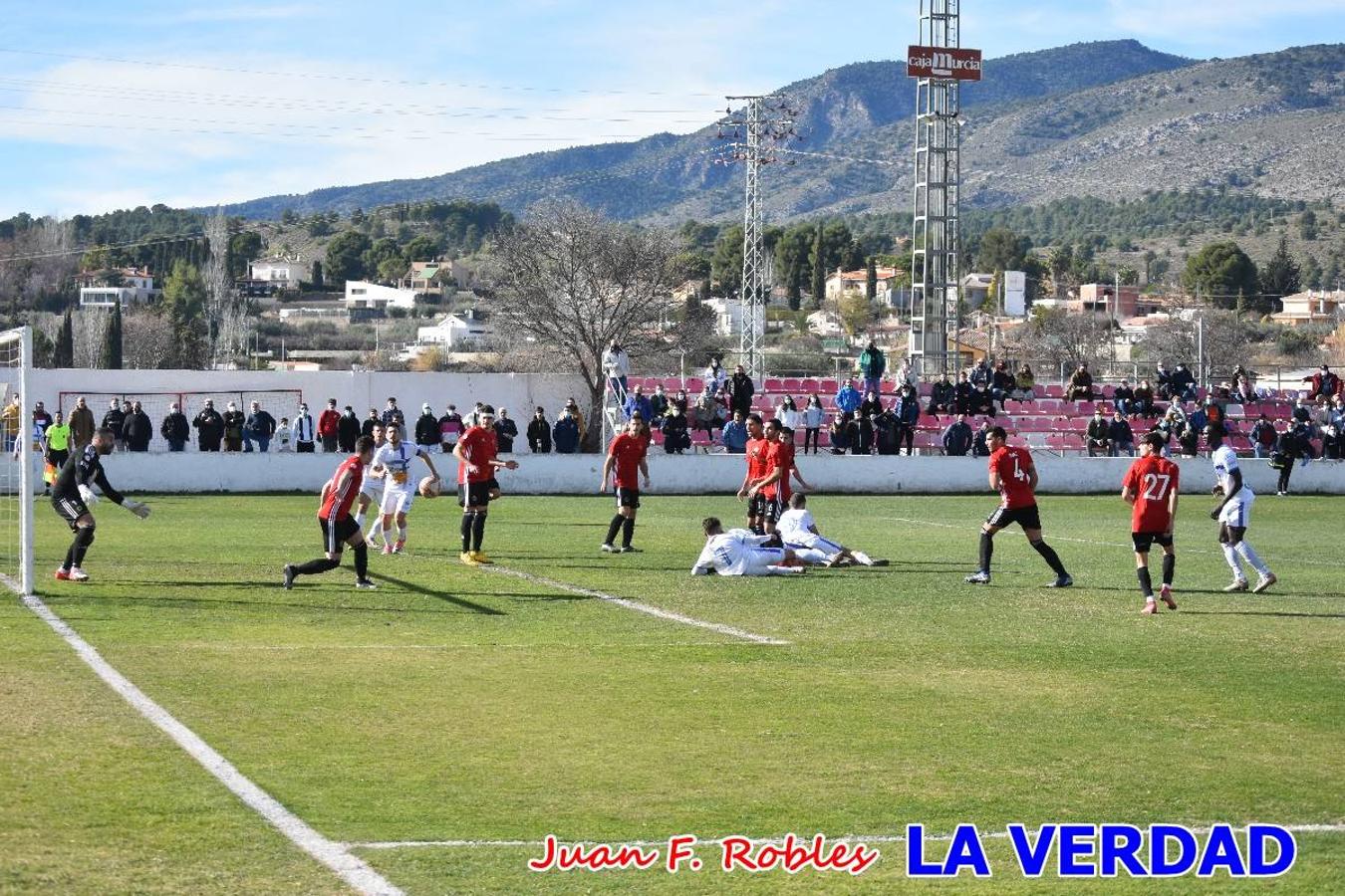 El defensa agarra a Gladison impidiendo que pueda rematar. Un empate con sabor a poco para comenzar el año en El Morao. Tras empatar el partido, el equipo caravaqueño gozó de varias oportunidades para alzarse con la victoria pero, una vez más, las decisiones arbitrales impidieron que así fuera. 