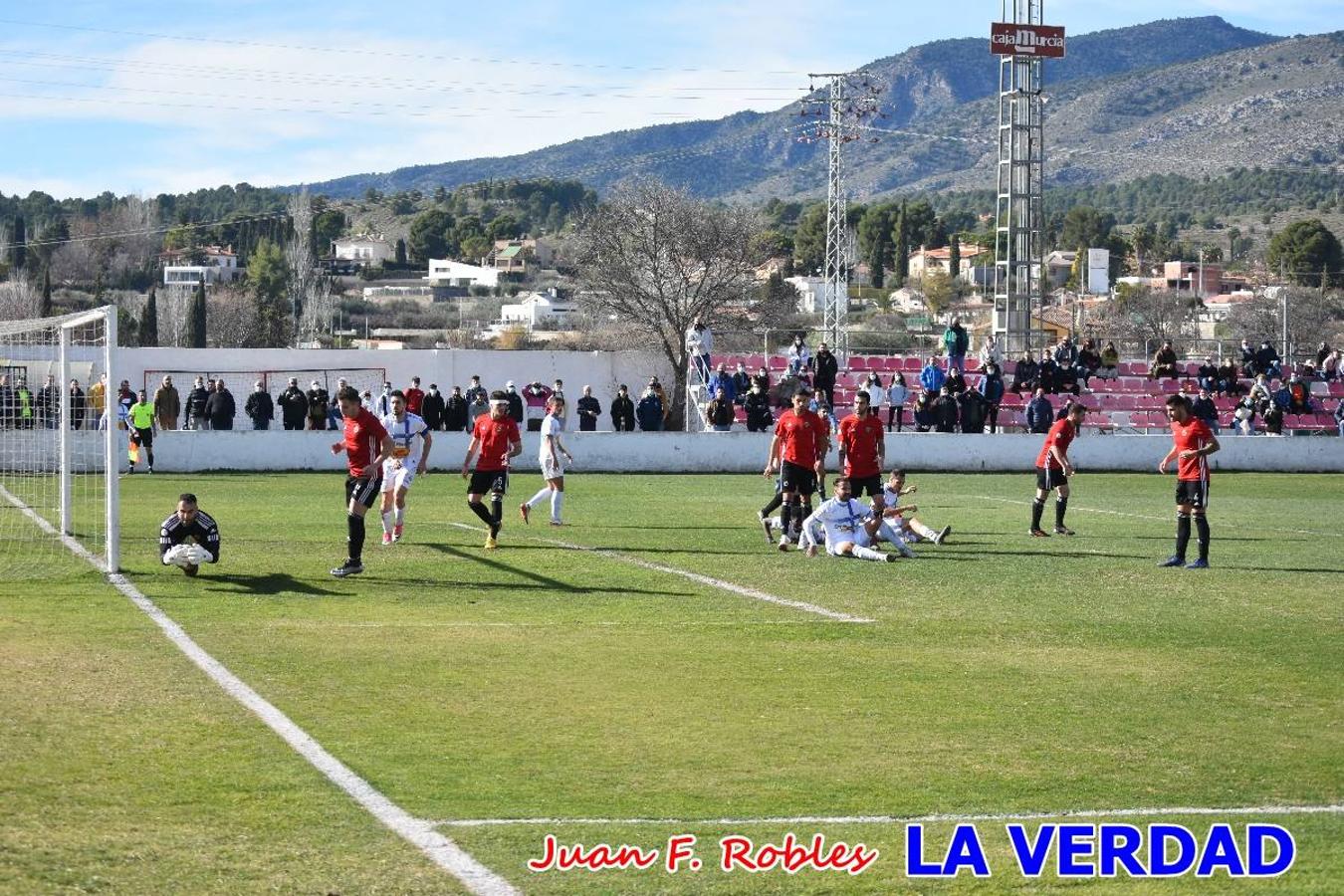 El defensa agarra a Gladison impidiendo que pueda rematar. Un empate con sabor a poco para comenzar el año en El Morao. Tras empatar el partido, el equipo caravaqueño gozó de varias oportunidades para alzarse con la victoria pero, una vez más, las decisiones arbitrales impidieron que así fuera. 