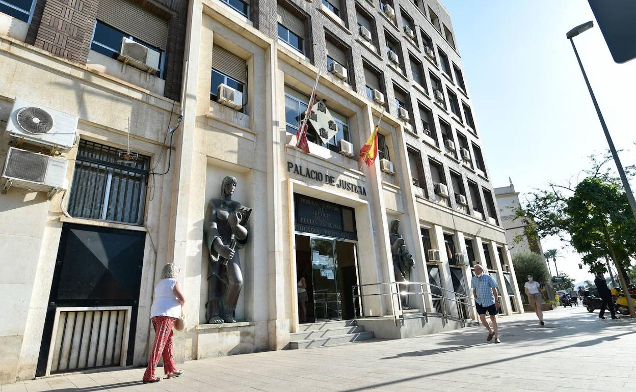 Ciudadanos paseando frente al Palacio de Justicia de Murcia, sede de la Audiencia. 