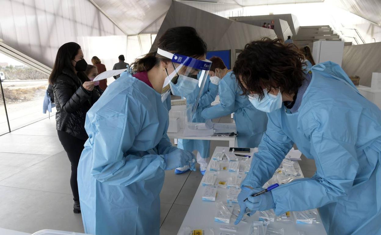 Realización de test de antígenos gratuitos a profesores este domingo en Archena.