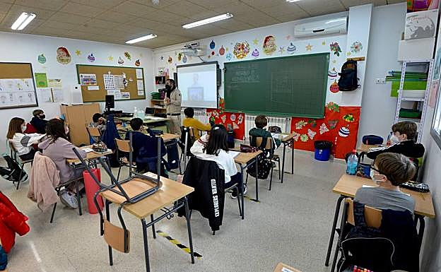 Vuelta de los alumnos después de las vacaciones de Navidad en el colegio Reino de Murcia, situado en el barrio de El Ranero. 
