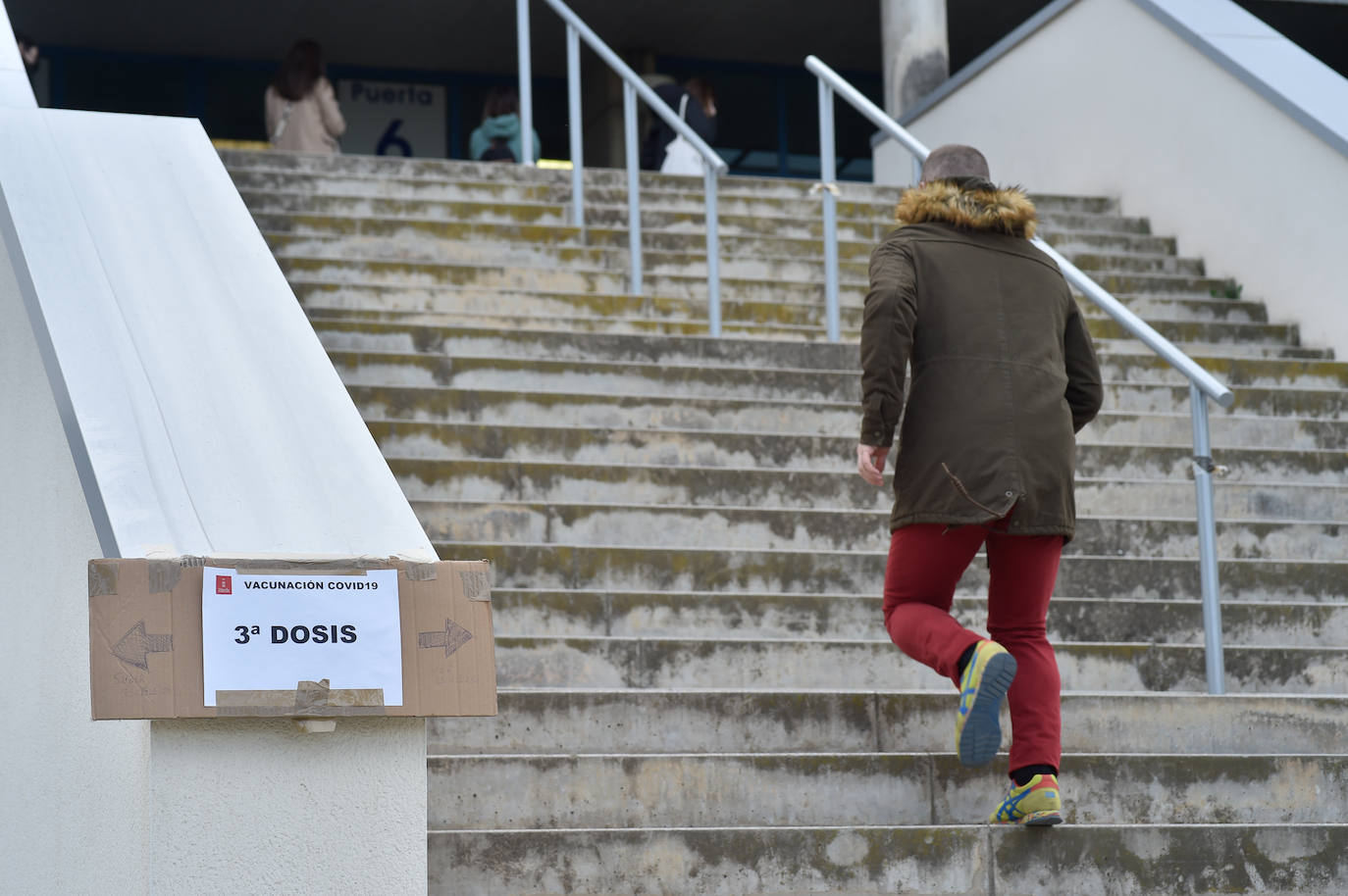 Fotos: Salud vacunó este domingo a más de 1.500 docentes en el Palacio de los Deportes de Murcia