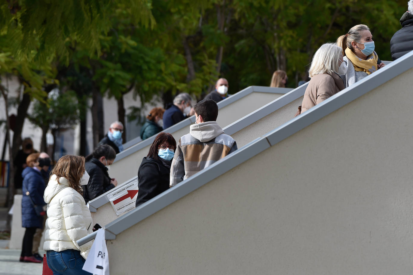 Fotos: Salud vacunó este domingo a más de 1.500 docentes en el Palacio de los Deportes de Murcia