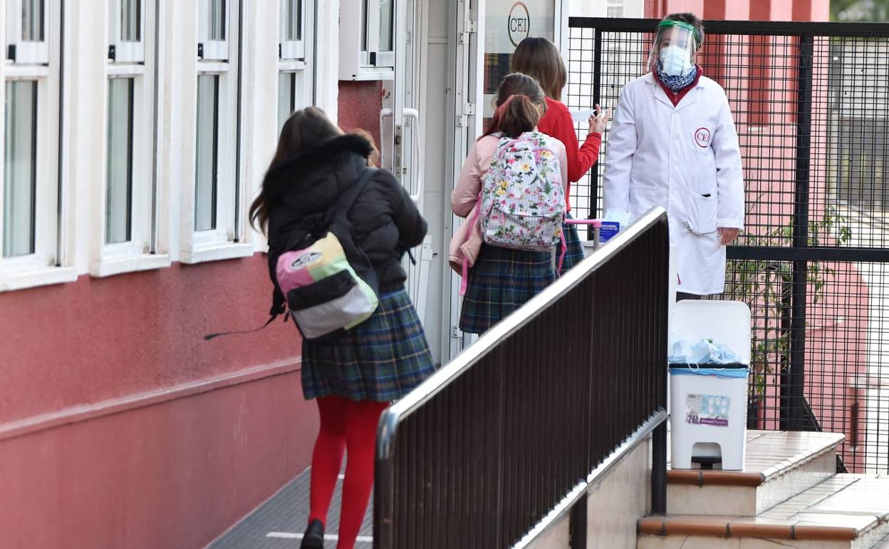 Controles de temperatura en el acceso de los alumnos al colegio CEI, ubicado en el paseo del Malecón de Murcia. 