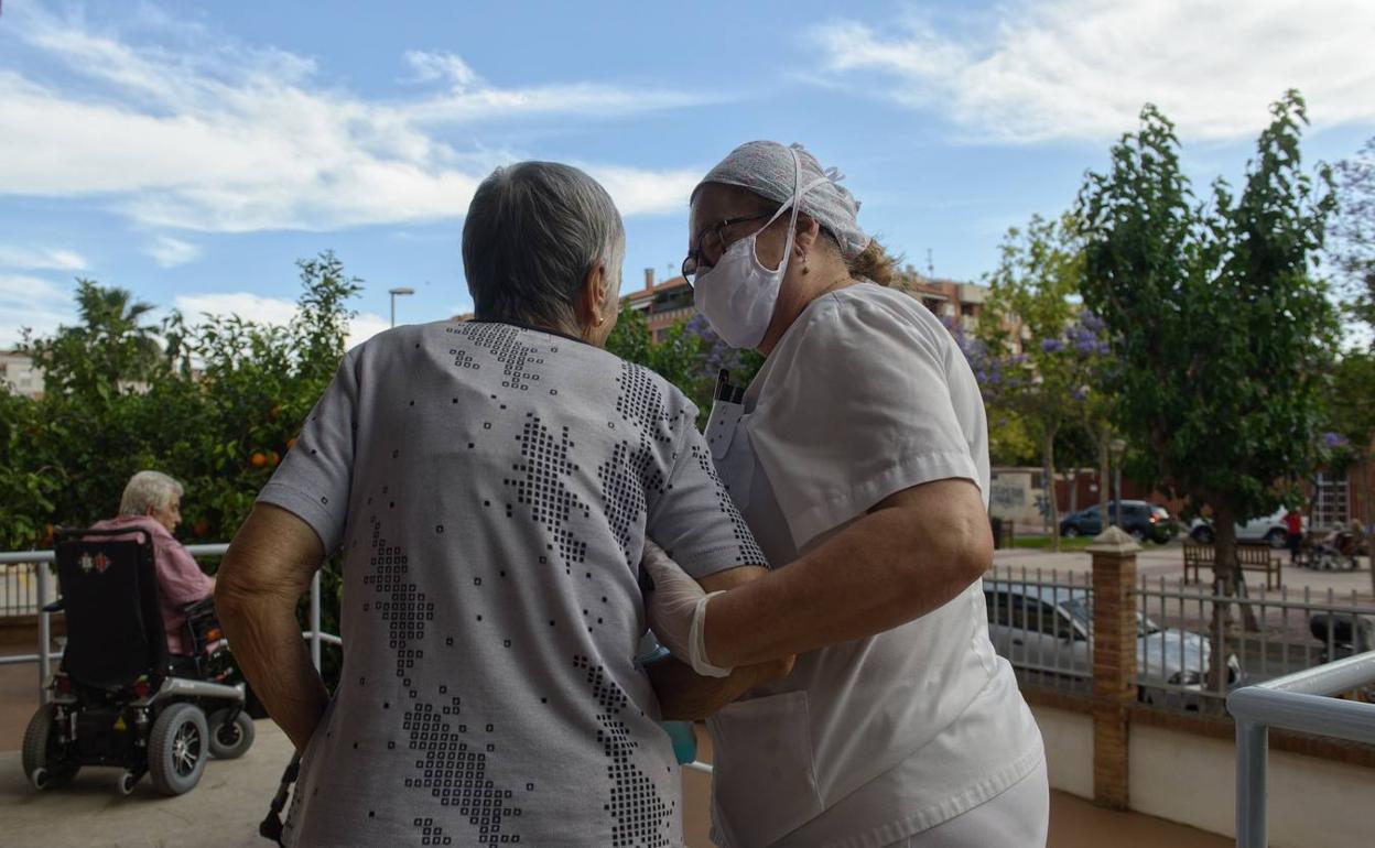 Ancianos en una residencia de la Región en una imagen de archivo. 