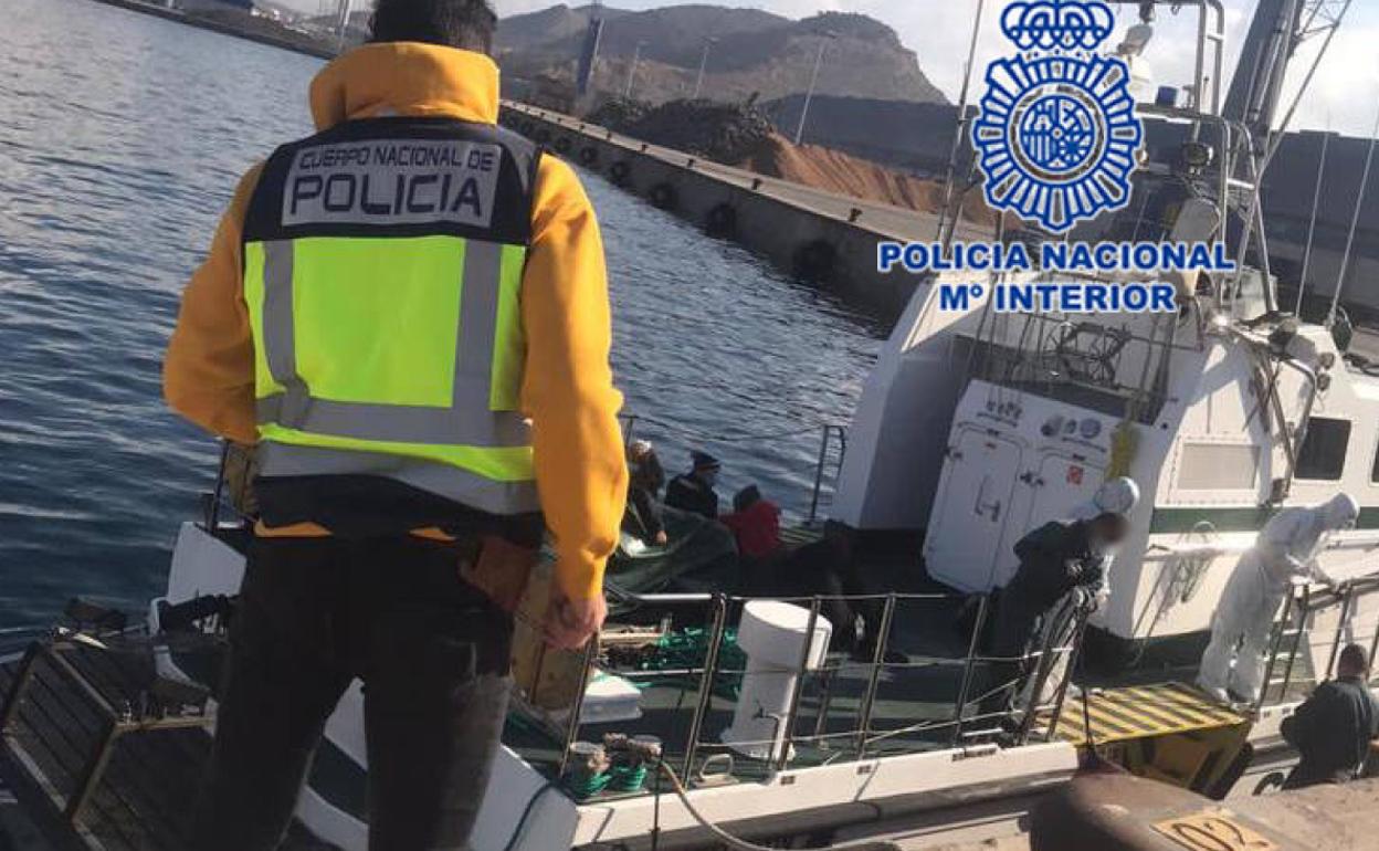 Agentes de la Policía Nacional atienden a varios inmigrantes localizados en las costas de la Región.