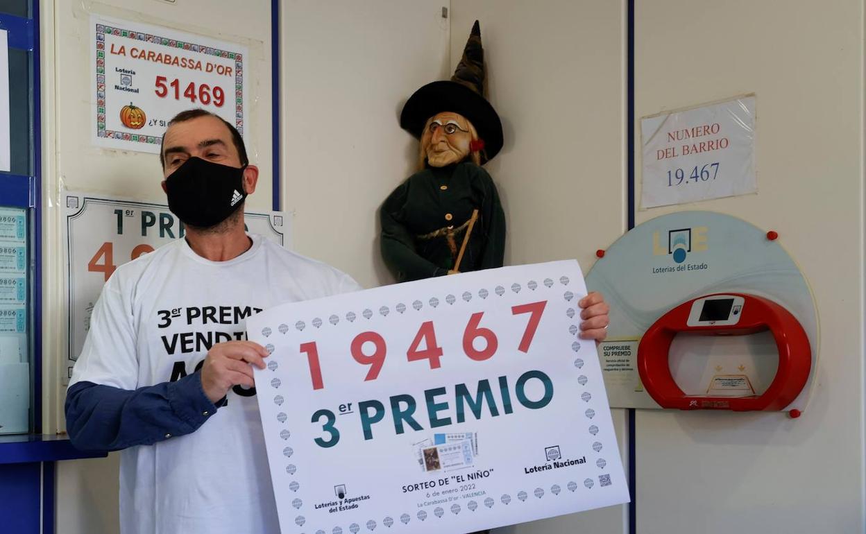Una administración de Valencia repartió el número 19467, tercer premio del sorteo de la Lotería del Niño.