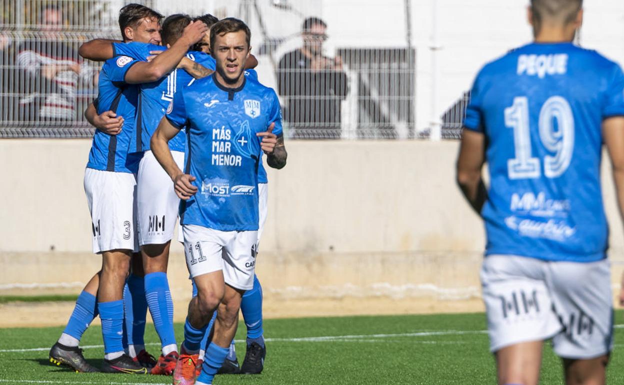 Jugadores del Mar Menor celebrando la victoria ante el Pulpìleño, en una imagen de archivo.