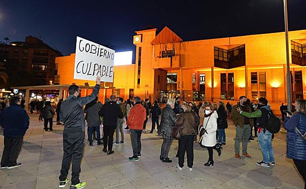 Galería. Concentración en Molina contra la reyerta.