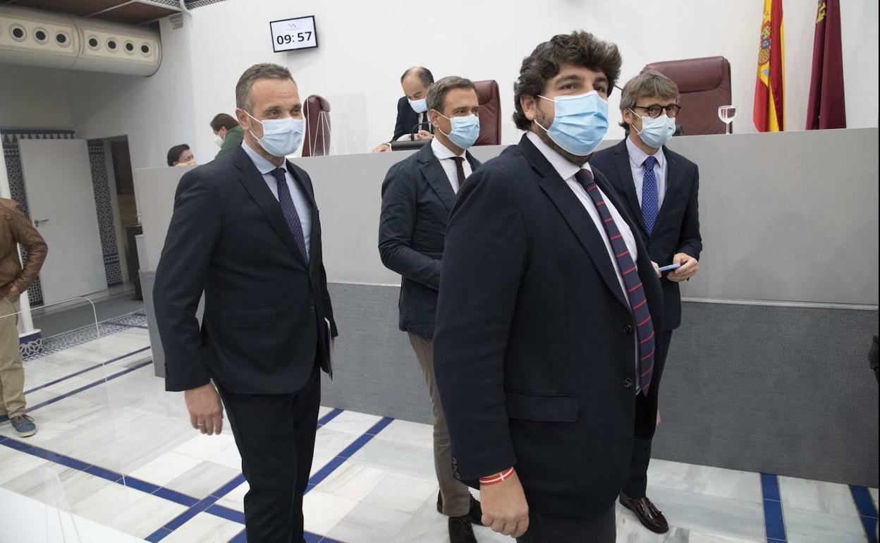 López Miras, flanqueado por los consejeros Marcos Ortuño y Luis Alberto Marín, en la Asamblea Regional, en una fotografía de archivo.