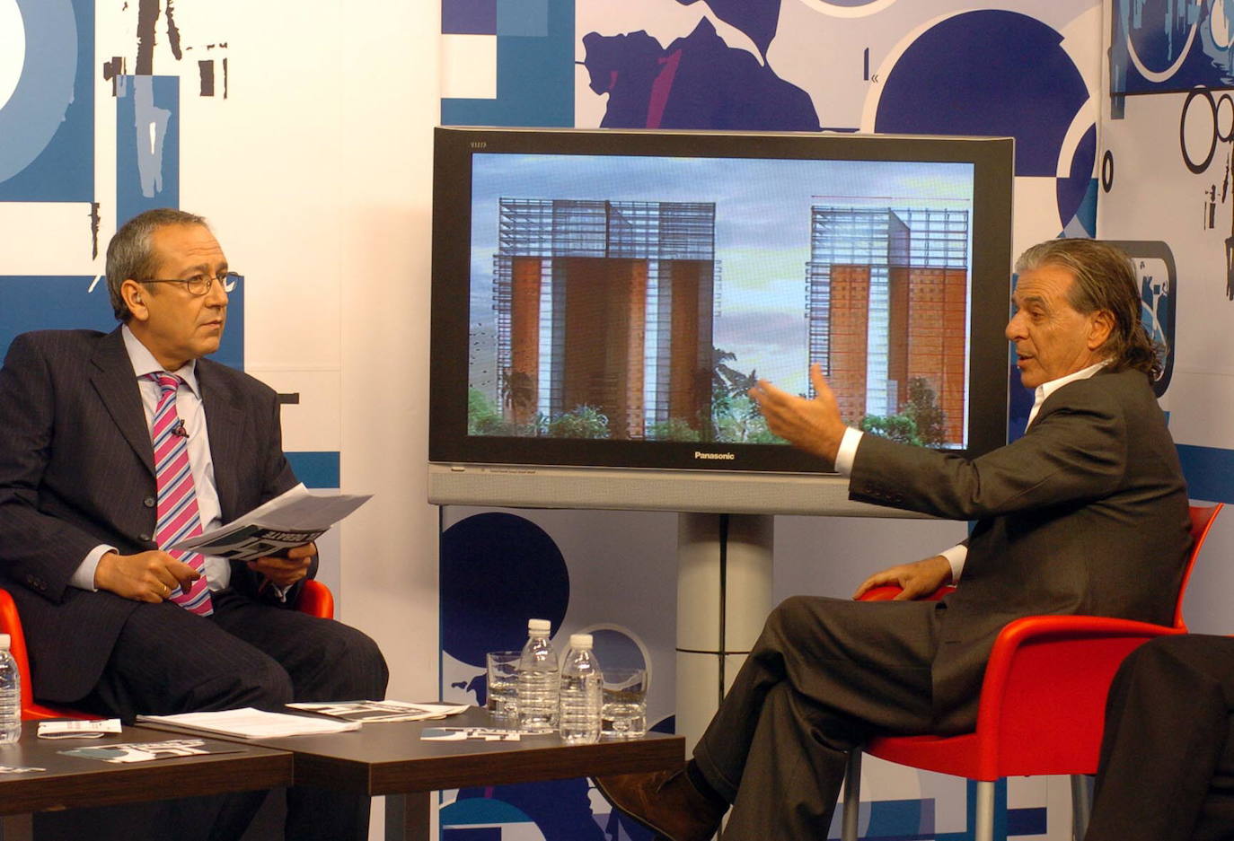 Bofill en 'El Debate' programa de Canal 6 sobre elproyecto de regeneración del polígono de La Paz, junto al periodista Joaquín García Cruz. 