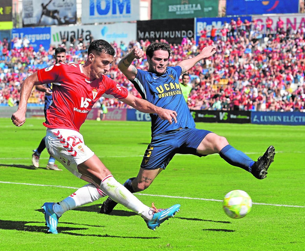 Galas, a la derecha, intenta evitar un centro de Álvaro Rodríguez en el UCAM-Real Murcia de 2019. 