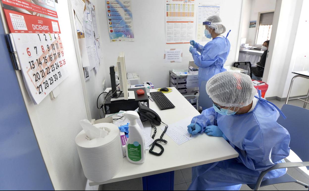 Dos sanitarios del centro de salud de El Carmen preparan pruebas de antígenos para detectar el coronavirus. 