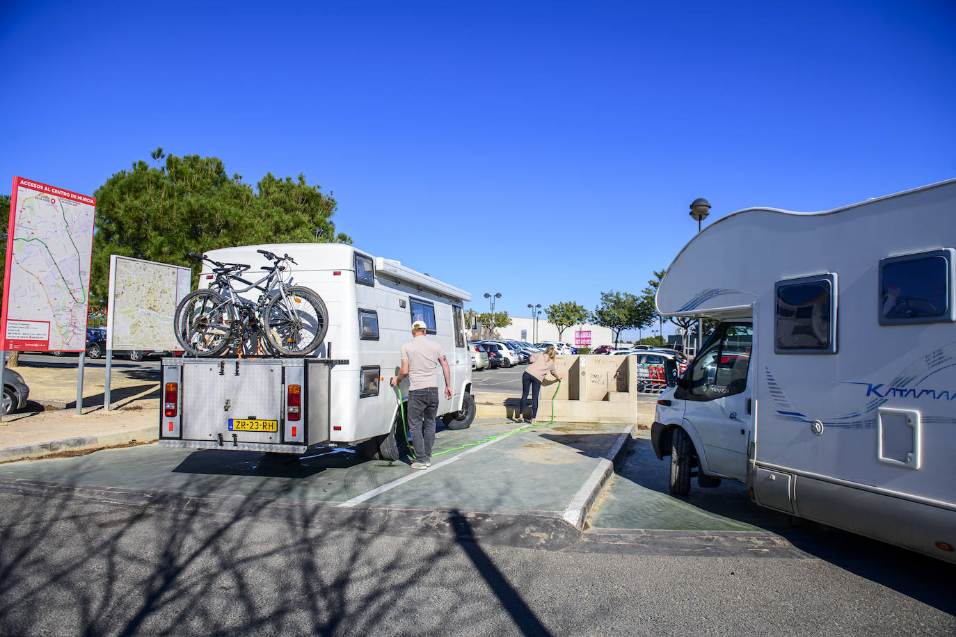 Fotos: Las autocaravanas llenan el área municipal de Thader en Murcia