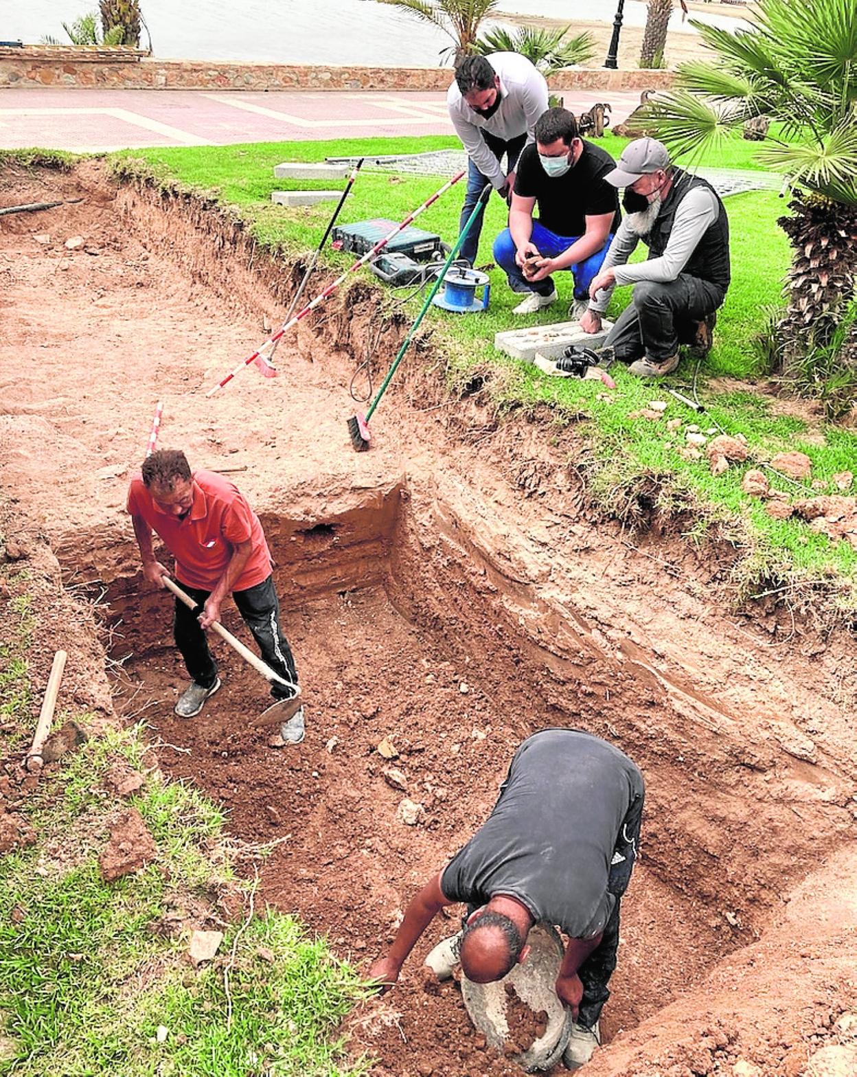El alcalde y el edil de Cultura observan los trabajos en la excavación. 
