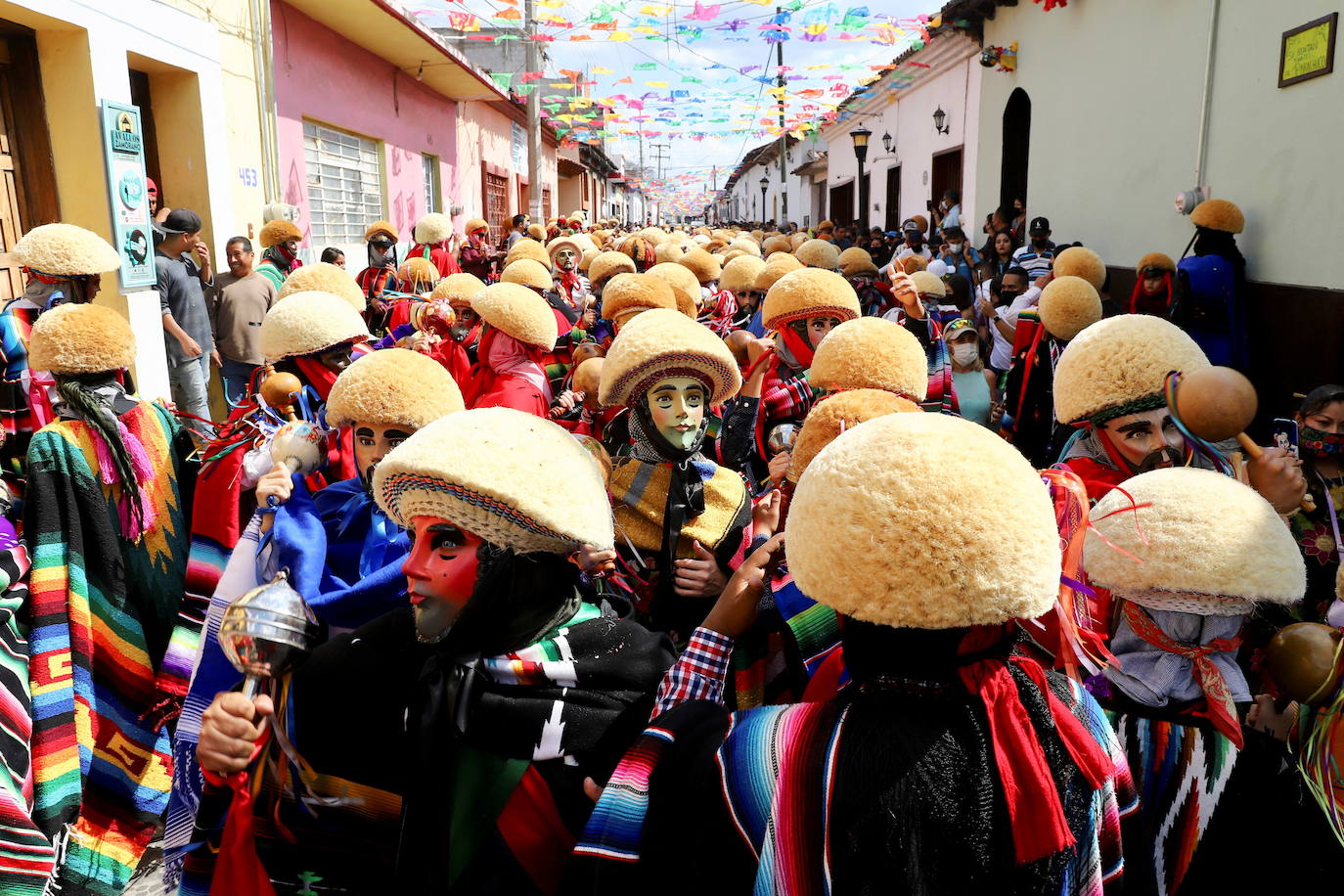 Fotos: Danzantes parachicos y mujeres chiapanecas